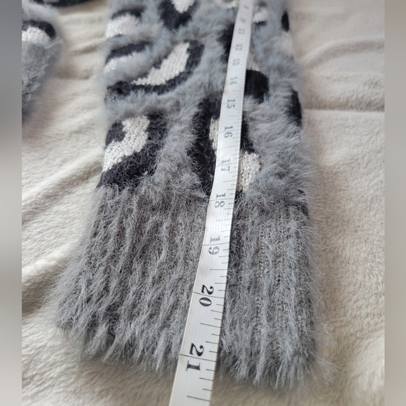 Gabrielle Union | EUC Long Gray Fuzzy Leopard Cozy Button Up Cardigan (SIZE M) - Picture 13 of 15